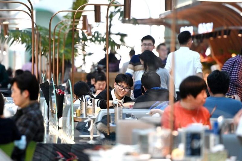 ilustrasi pusat perbelanjaan di China dengan aktivitas pengunjung yang ramai