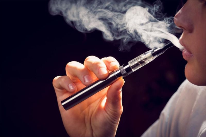 ilustrasi remaja mengisap vape dengan latar asap