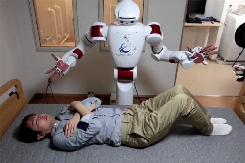 ilustrasi robot perawat pintar membantu lansia di rumah di Jepang