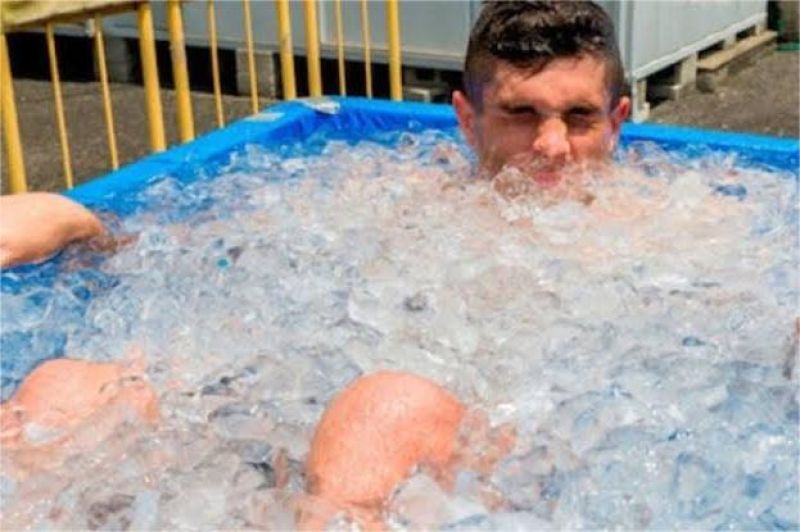 ilustrasi seseorang berendam di kolam air es sebagai bagian dari tren cold plunge