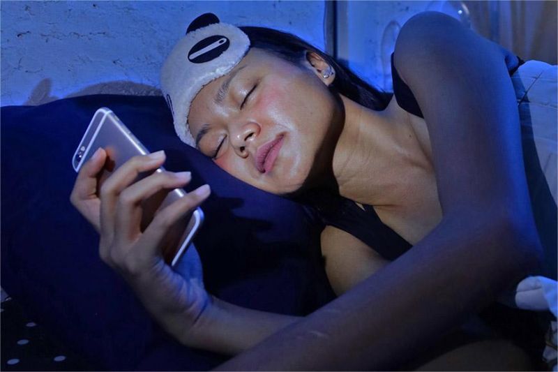 ilustrasi seseorang melakukan terapi virtual melalui smartphone di malam hari