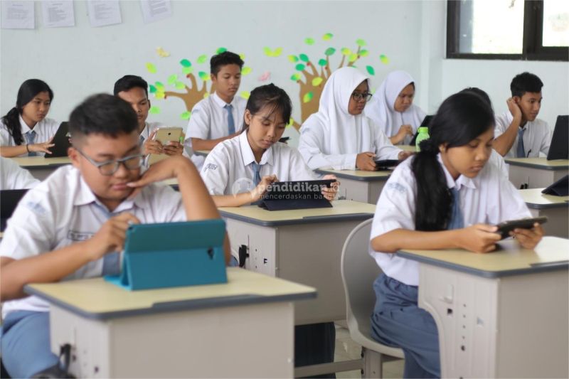ilustrasi siswa belajar literasi digital di ruang kelas modern dengan bantuan perangkat