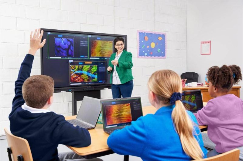 ilustrasi siswa belajar dengan teknologi digital interaktif di Kanada