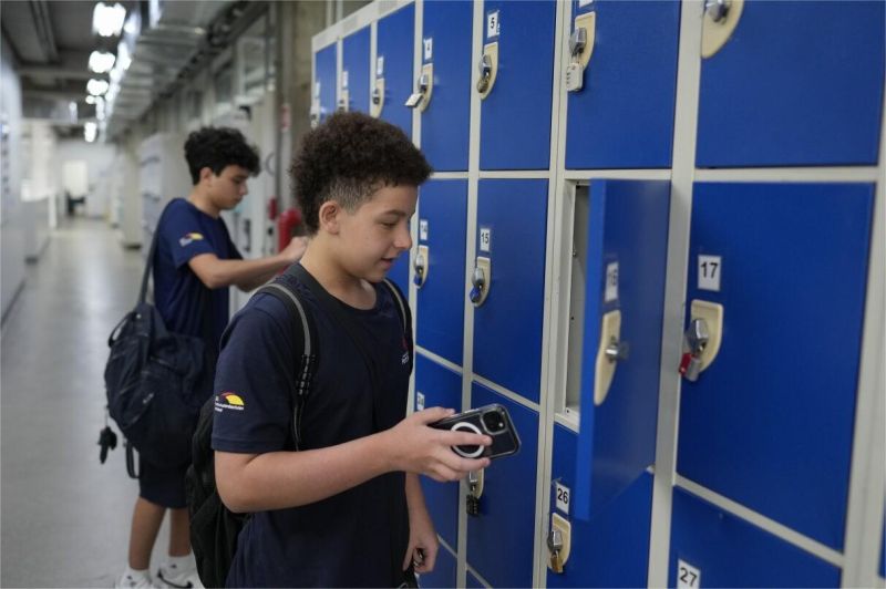 ilustrasi siswa sekolah menyimpan ponsel di dalam loker