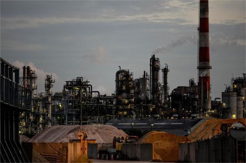 ilustrasi smelter nikel di Sulawesi dengan fasilitas pengolahan modern