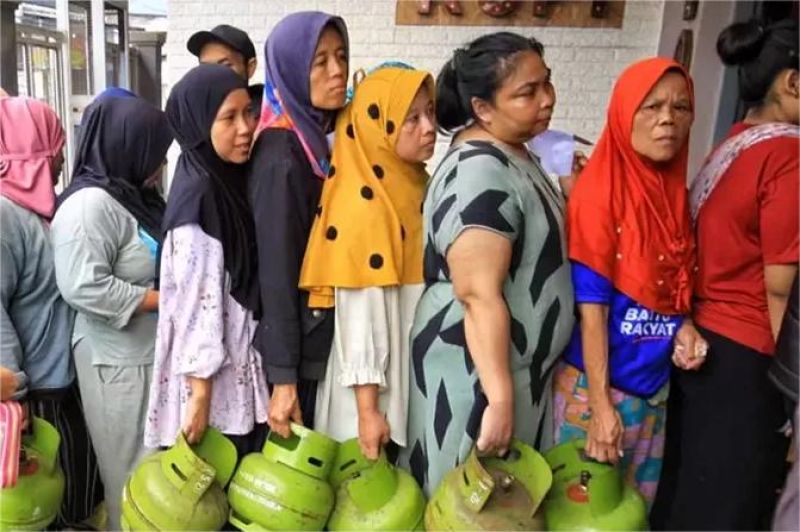 ilustrasi tabung LPG 3 kg di antrean warung warga