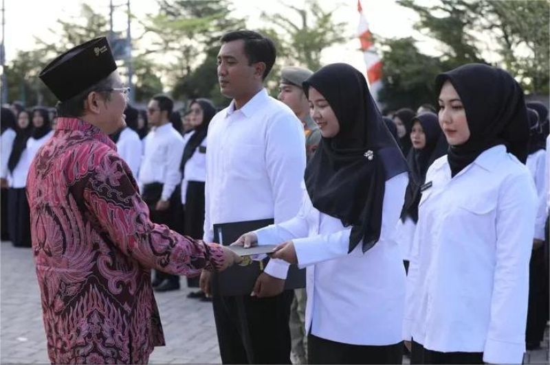 ilustrasi tenaga honorer menerima SK pengangkatan ASN dari pejabat pemerintah