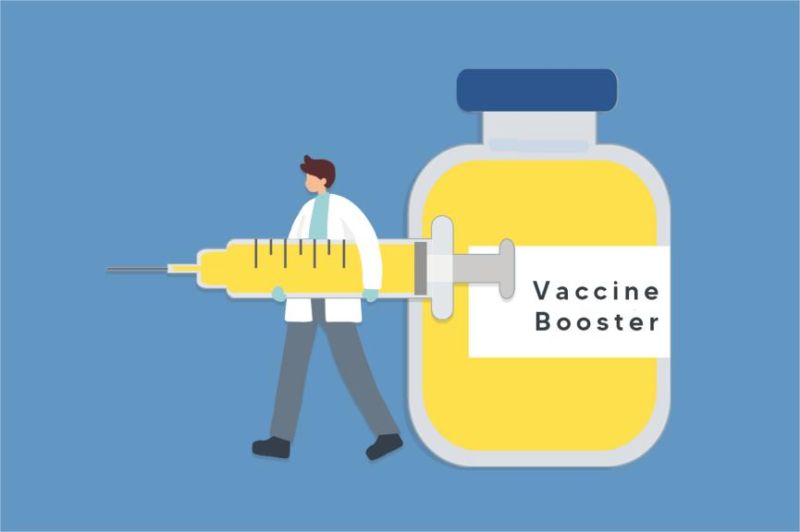 ilustrasi vaksin booster tahunan dengan petugas medis menyuntikkan vaksin ke pasien