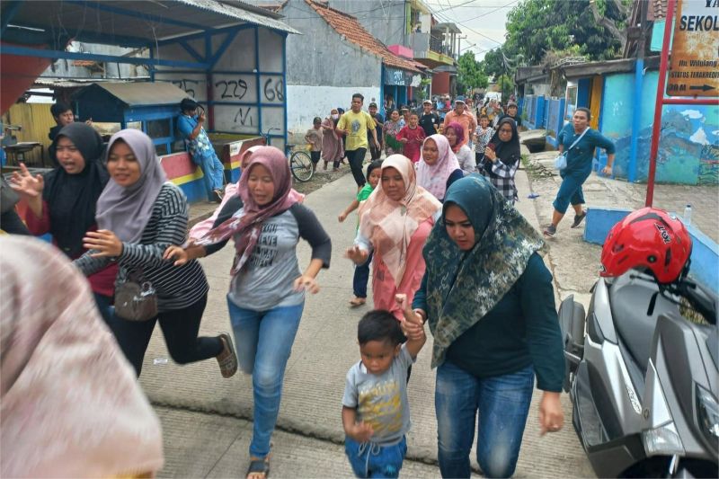 ilustrasi warga berlarian keluar rumah saat terjadi gempa di selatan Jawa