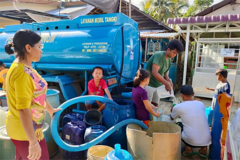 warga antre air bersih dari tangki
