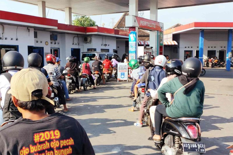 antrian BBM subsidi di SPBU Indonesia