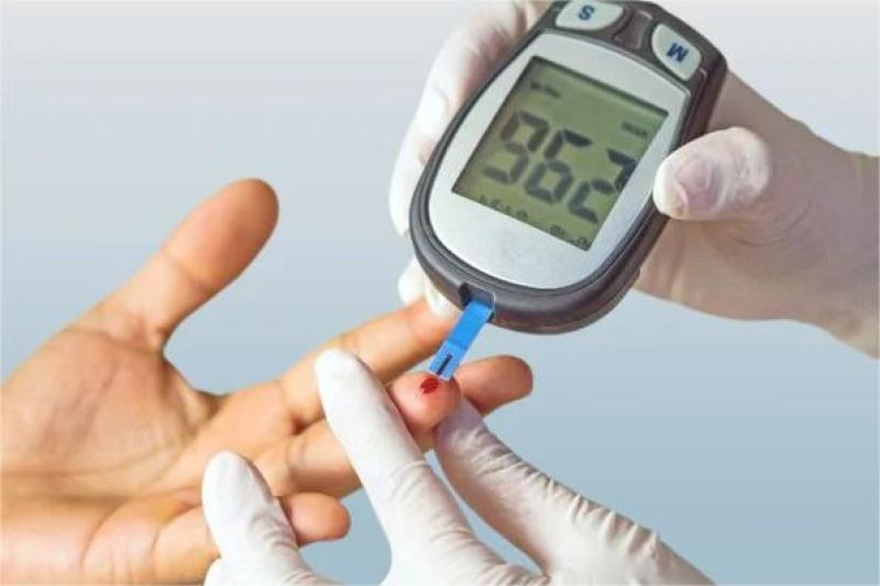 ilustrasi pemeriksaan gula darah dengan alat glucometer