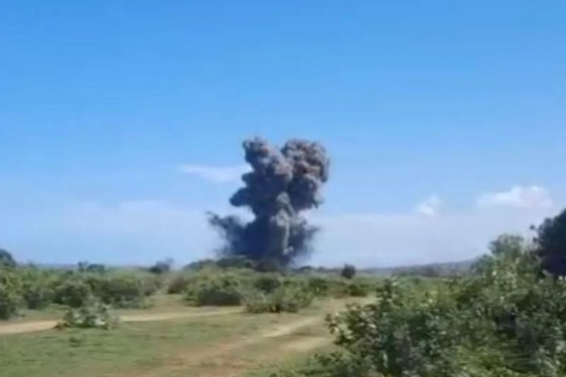 Kepulan asap membumbung tinggi akibat ledakan amunisi yang menewaskan 13 orang di pantai kawasan Sagara, Kecamatan Cibalong, Kabupaten Garut, Jawa Barat, Senin (12/25/2025).