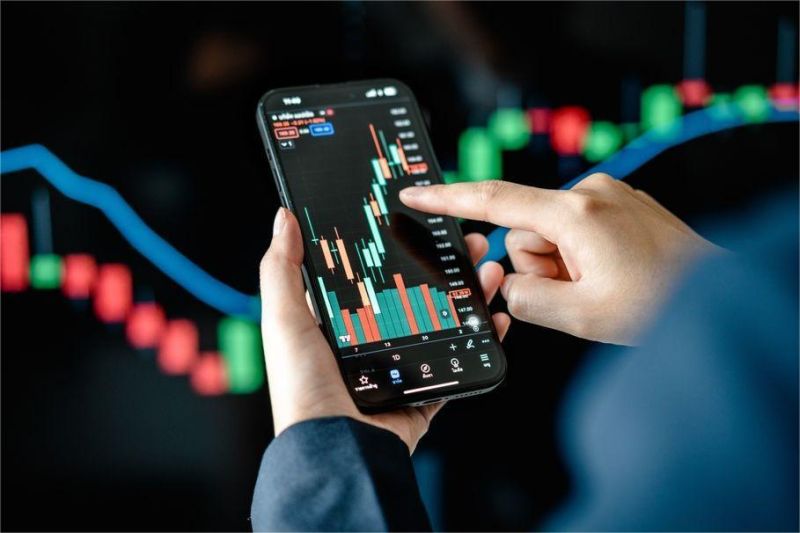 orang menggunakan aplikasi investasi digital di smartphone