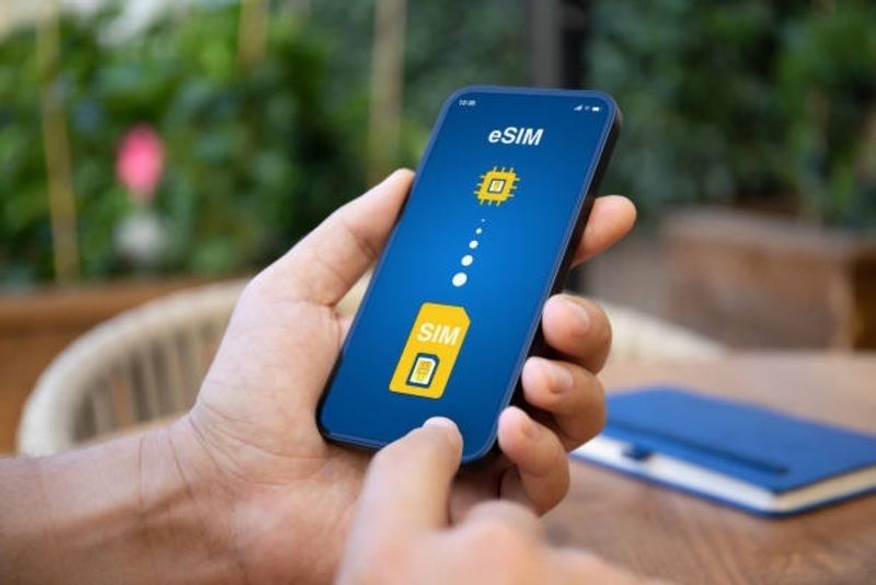 Rahasia di Balik Imbauan Pemerintah Pindah ke eSIM: Lebih Aman, Praktis, dan Masa Depan Komunikasi Digital?
