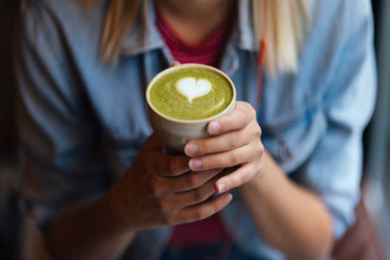 Matcha, Minuman Super Antioksidan: Manfaat Luar Biasa dan Bahaya yang Sering Diabaikan