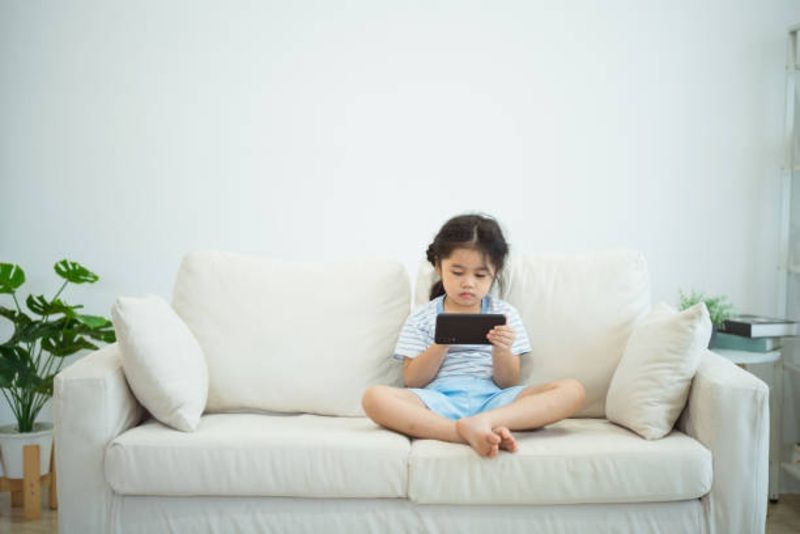 Peraturan Baru untuk Perlindungan Anak di Dunia Digital: Apa yang Harus Diketahui oleh Penyelenggara Sistem Elektronik?