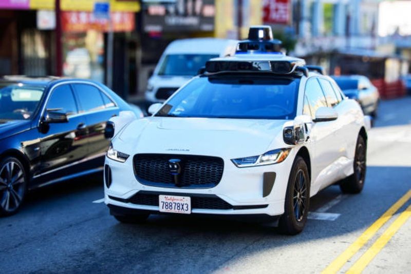 Misteri dan Bahaya Mobil Tanpa Sopir: Mengapa Waymo Harus Tarik Ribuan Kendaraan Otonom?