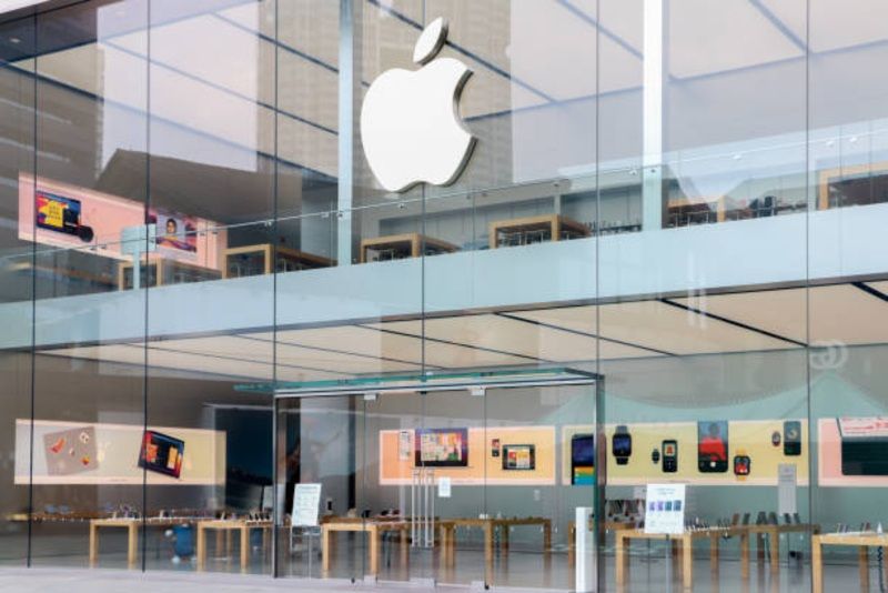 Tim Cook Absen di Lawatan Timur Tengah, Trump Ngamuk & Ancam iPhone Kena Tarif 25%!
