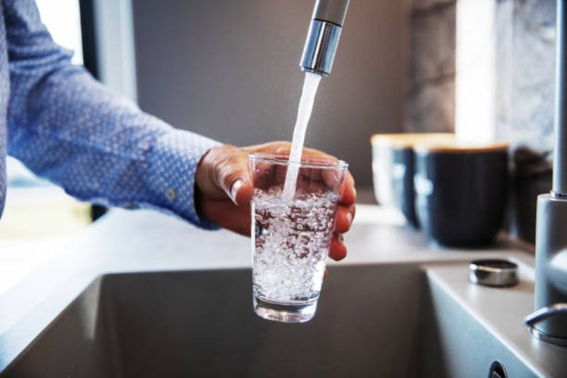 Minum Air Putih di Pagi Hari: Rahasia Sehat, Fokus, dan Awet Muda yang Jarang Disadari