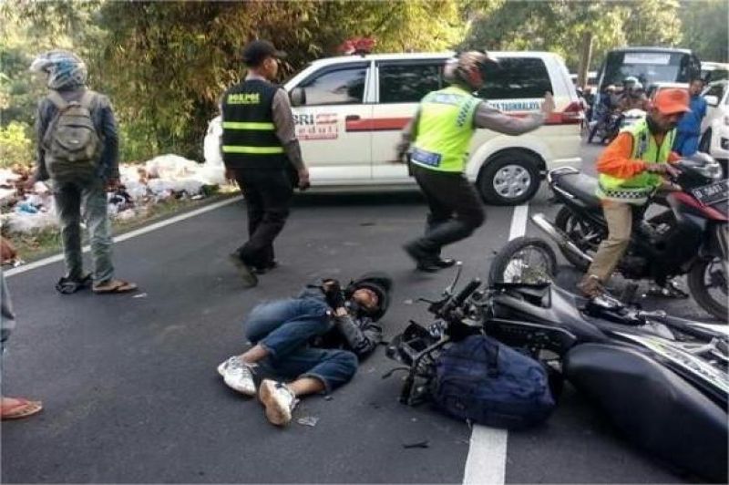 kecelakaan motor di jalan raya