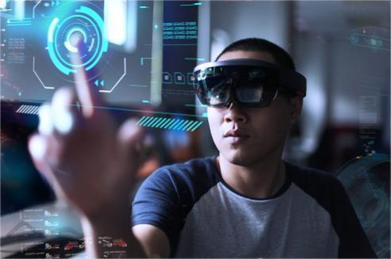kacamata augmented reality menampilkan antarmuka digital transparan di lingkungan nyata