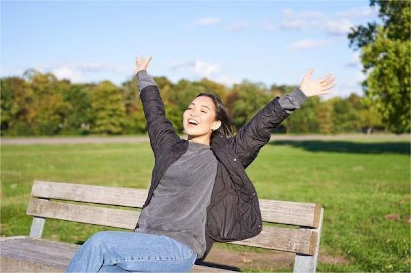 Orang santai menikmati waktu sendiri di taman