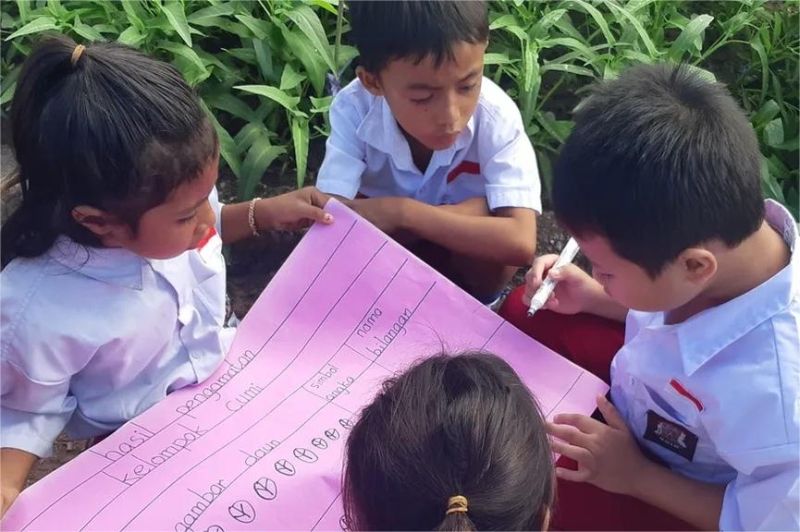 siswa sekolah berkumpul di taman sambil diskusi santai dan tersenyum ceria