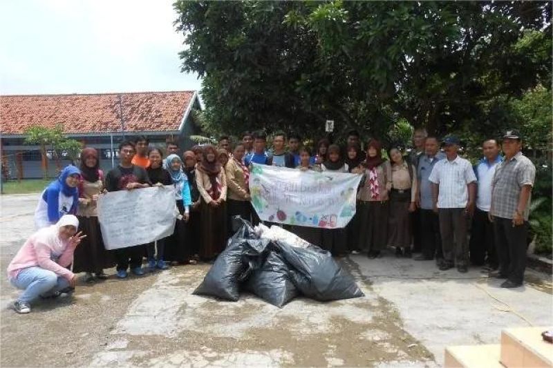 kegiatan anak-anak sekolah dan komunitas lokal sedang membersihkan sampah plastik di lingkungan sekitar