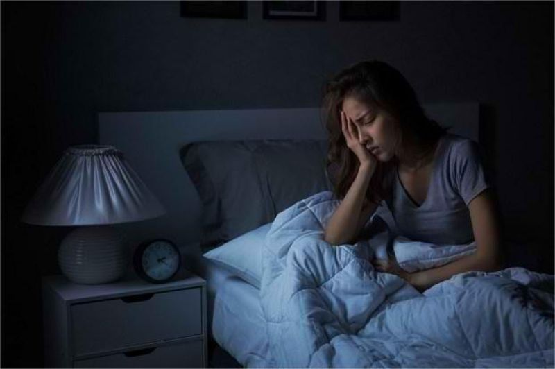 ilustrasi orang tidur di malam hari dengan sel imun aktif dalam tubuh