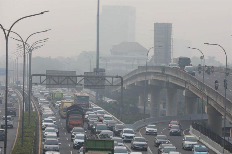 kepadatan kendaraan dan kabut polusi di kota besar