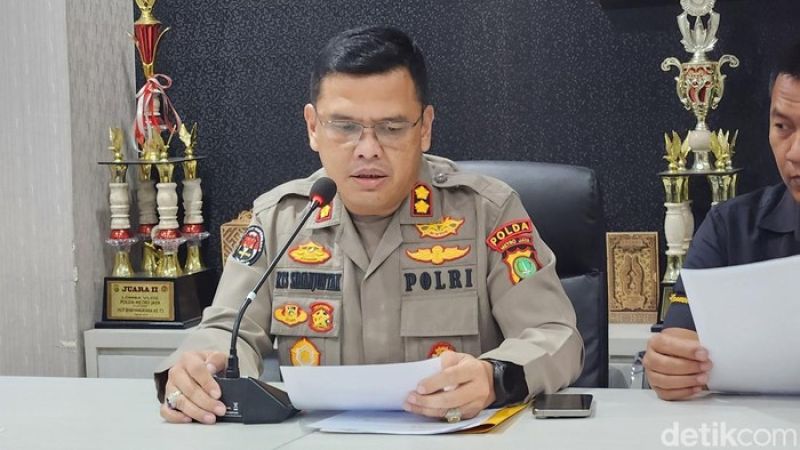 Kepala Dinas Koperasi, Usaha Mikro, dan Perindustrian (Dikuperin) Pacitan, Prayitno (tengah), saat memimpin rapat koordinasi bersama pihak terkait di Kantor Dikuperin Pacitan, Jawa Timur, beberapa wak