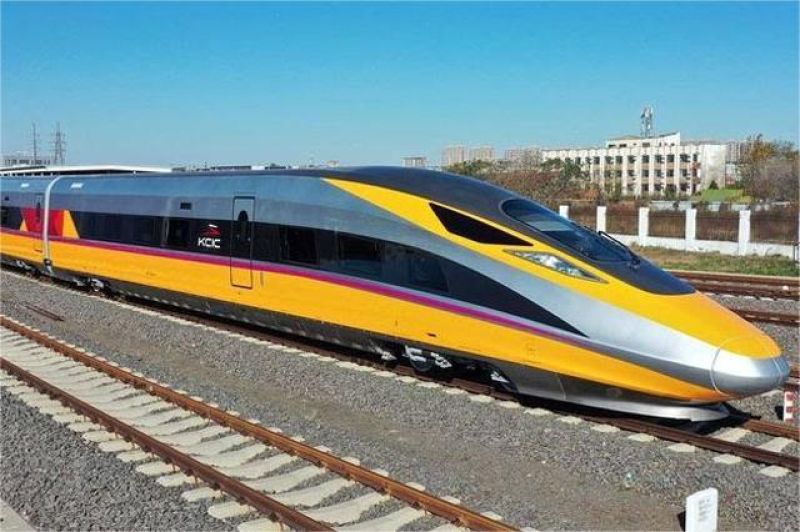 ilustrasi kereta cepat KAI melaju di jalur Jakarta menuju Surabaya