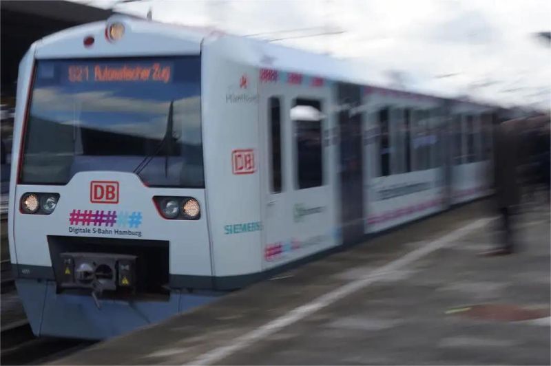 kereta otomatis tanpa masinis Jerman sedang berjalan di jalur S-Bahn Hamburg
