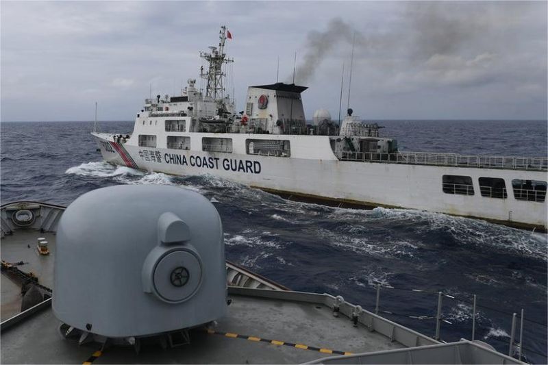 ketegangan militer di laut cina selatan dan kapal asing masuk ZEE Indonesia