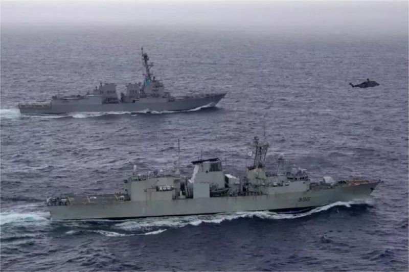 kapal perang bermanuver di Laut Cina Selatan