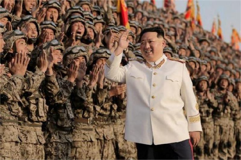 kim jong un berdiri di depan pasukan militer korea utara dalam sebuah upacara resmi
