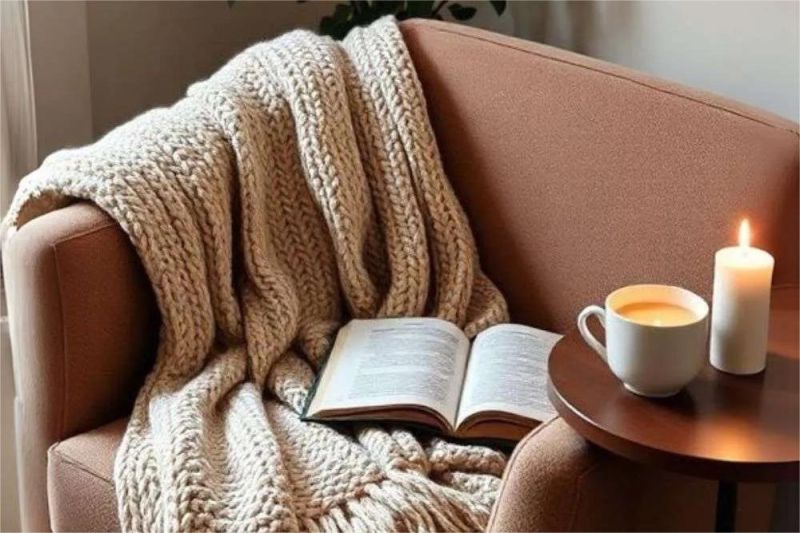 ruang tamu hangat dengan lilin menyala dan dekorasi nyaman ala hygge