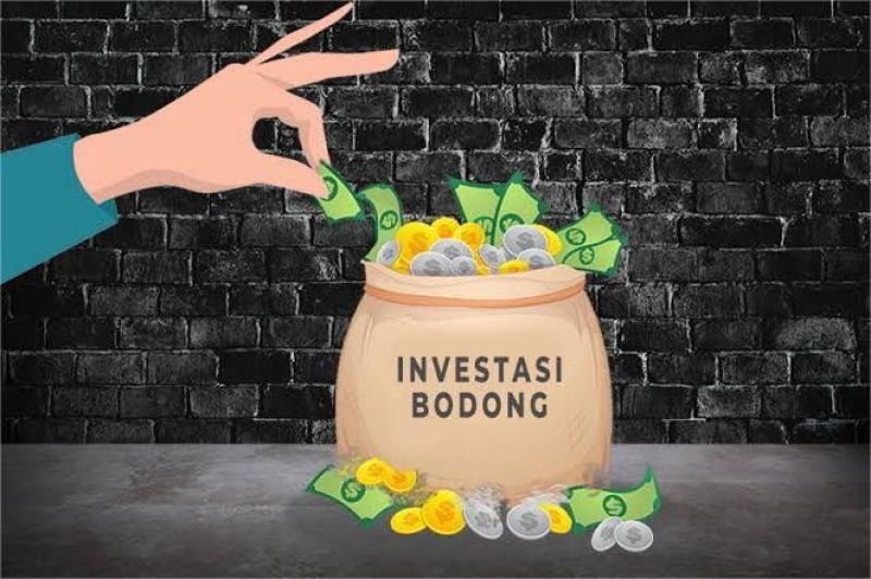 korban investasi bodong menunjukkan bukti transfer dan brosur penipuan