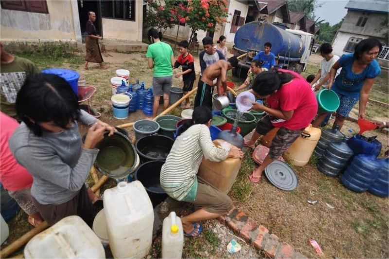 krisis air bersih melanda desa-desa dan pasokan air makin sulit dijangkau warga