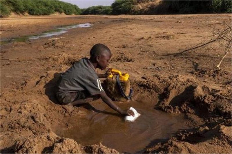 ilustrasi kekeringan dan warga Afrika mengambil air dari sumur kering