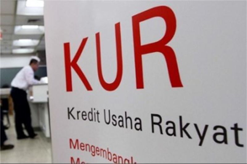 pelaku UMKM sedang mengurus kredit usaha rakyat di bank lokal