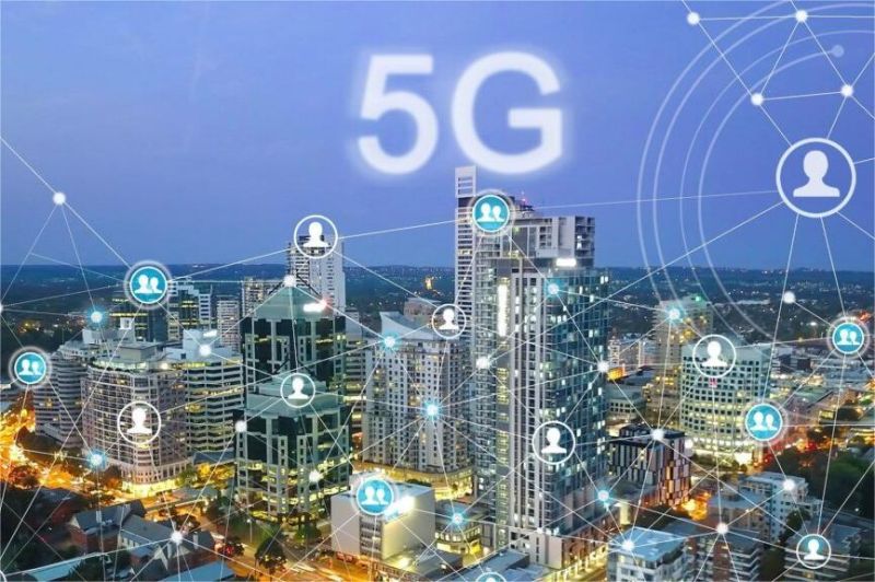 ilustrasi menara 5G dengan latar kota besar dan sinyal internet
