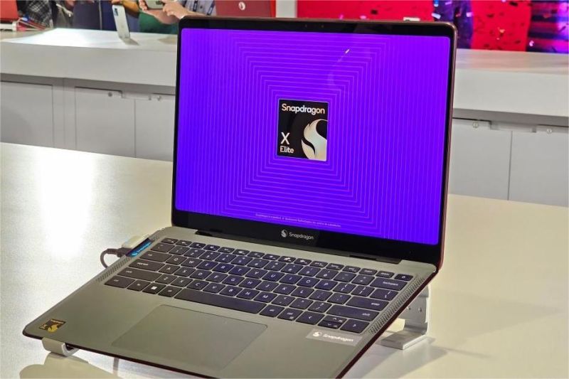 laptop terbaru dengan chipset Snapdragon X Elite ditampilkan di meja pameran