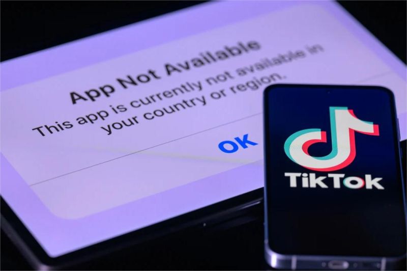 ilustrasi larangan TikTok dengan tanda dilarang dan warga memegang ponsel