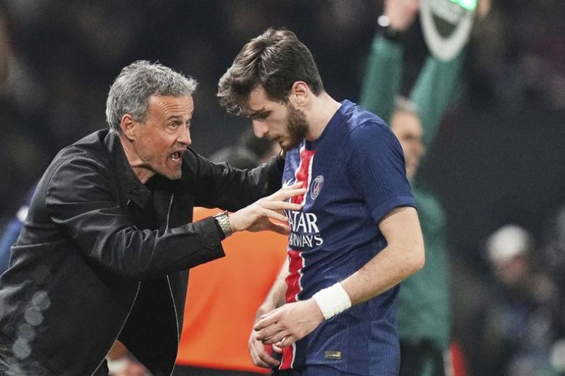 Pelatih PSG, Luis Enrique (kiri), memberikan instruksi kepada pemainnya, Khvicha Kvaratskhelia (c) AP Photo/Thibault Camus