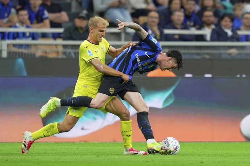 Gustav Isaksen mencoba merebut bola dari Alessandro Bastoni di pertandingan Inter Milan vs Lazio, Senin (19/5/2025) (c) Spada/La Presse via AP