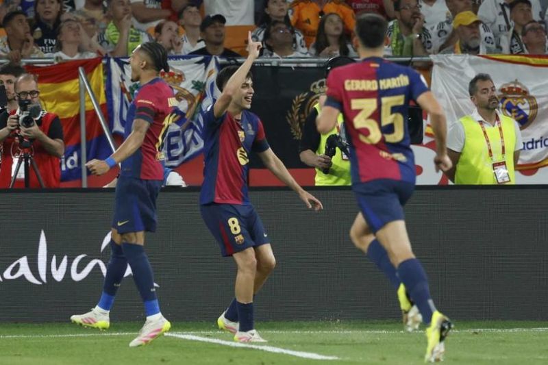 Pemain Barcelona Pedri (tengah) merayakan gol pembuka timnya dalam laga final Copa del Rey 2024/2025 melawan Real Madrid, Minggu (27/4/2025) dini hari WIB. (c) AP Photo/Joan Monfort