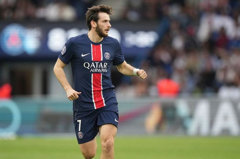 Winger PSG, Khvicha Kvaratskhelia (c) AP Photo/Michel Euler