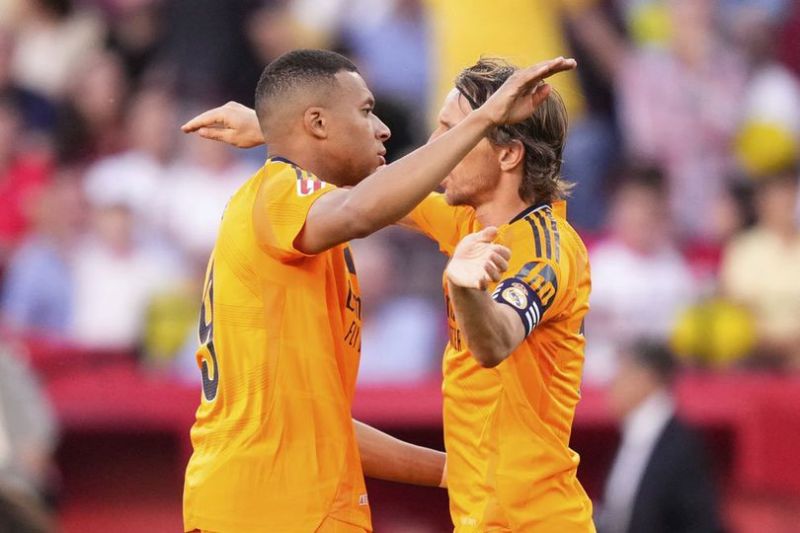 Kylian Mbappe merayakan golnya ke gawang Sevilla bersama Luka Modric (c) AP Photo/Jose Breton